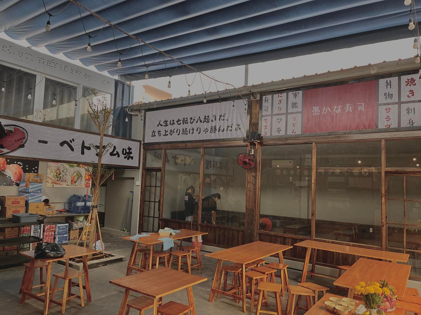  Sushi Ngố cung cấp nhiều c&aacute;ch thức đặt b&agrave;n tiện lợi 