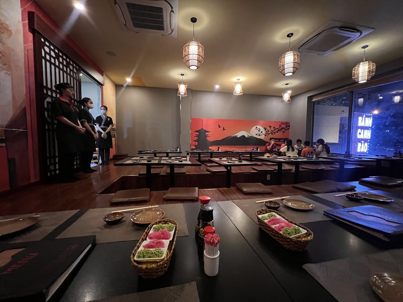 Kh&ocirc;ng gian tại Sushi To được thiết kế theo phong c&aacute;ch Nhật Bản
