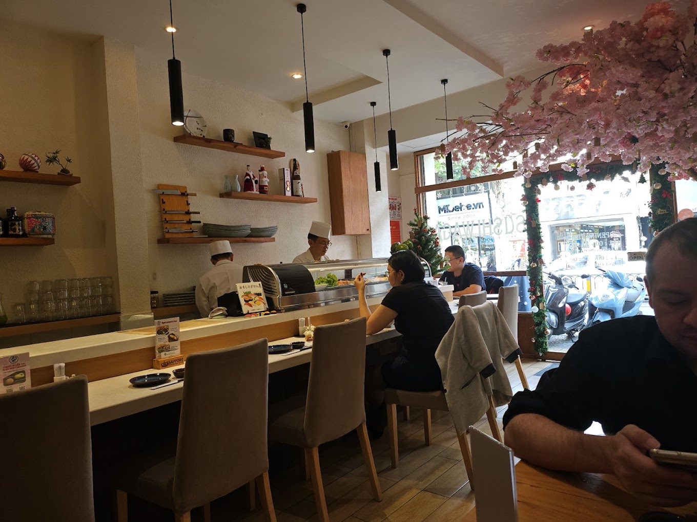 Sushi Wagao tự h&agrave;o sở hữu đội ngũ đầu bếp t&agrave;i ba