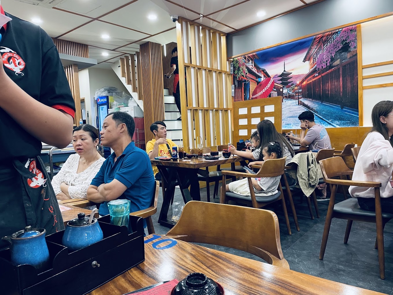 Thi&ecirc;n Du Sky Sushi cung cấp dịch vụ phục vụ chuy&ecirc;n nghiệp